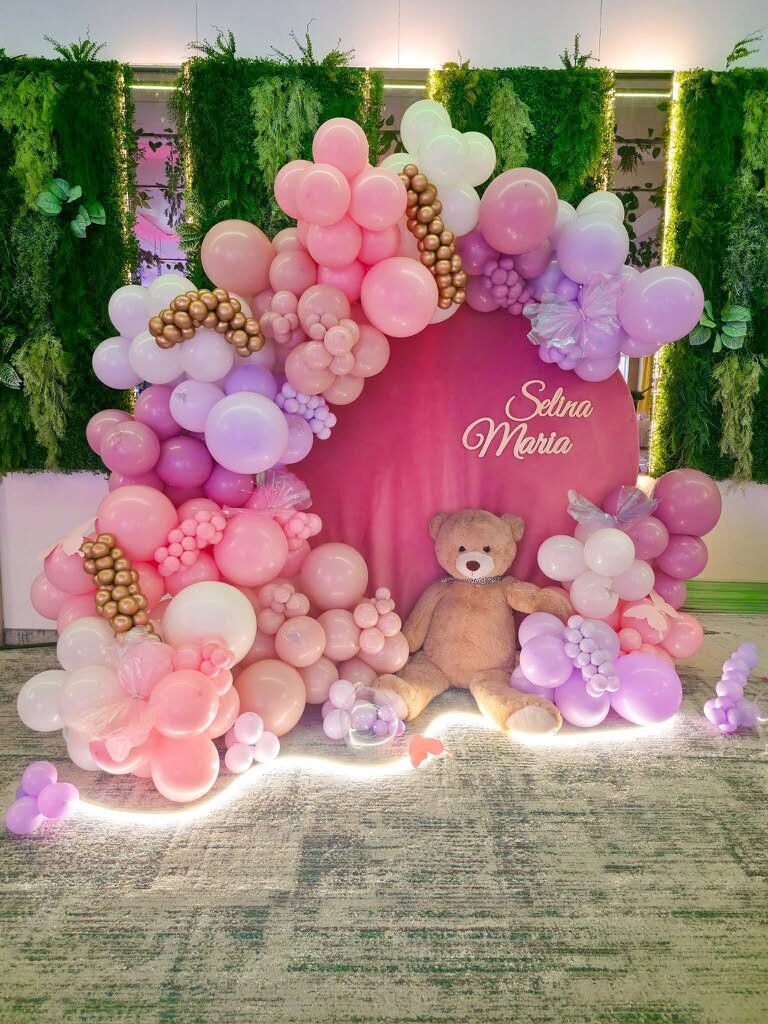 Decor de botez cu baloane roz și mov, panou personalizat și ursuleț